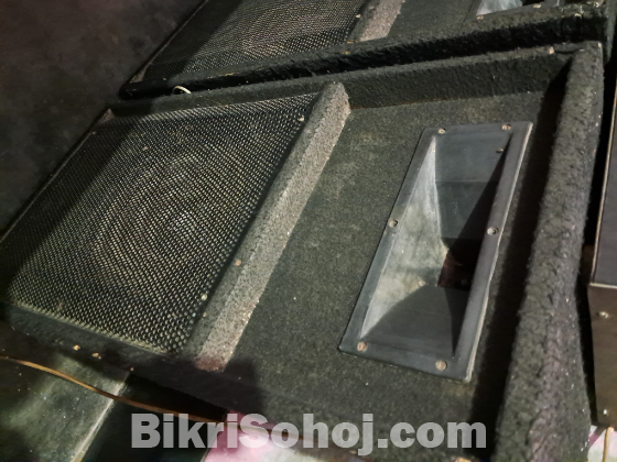 একটা সেট সহ দুইটা ১২